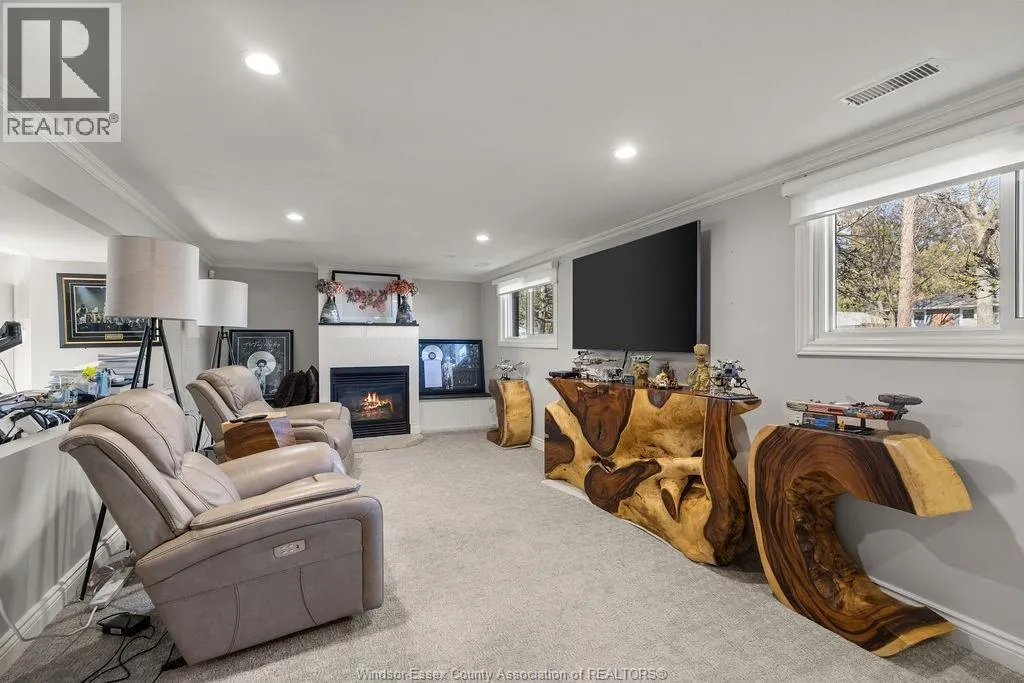 4113 ROSELAND DRIVE East