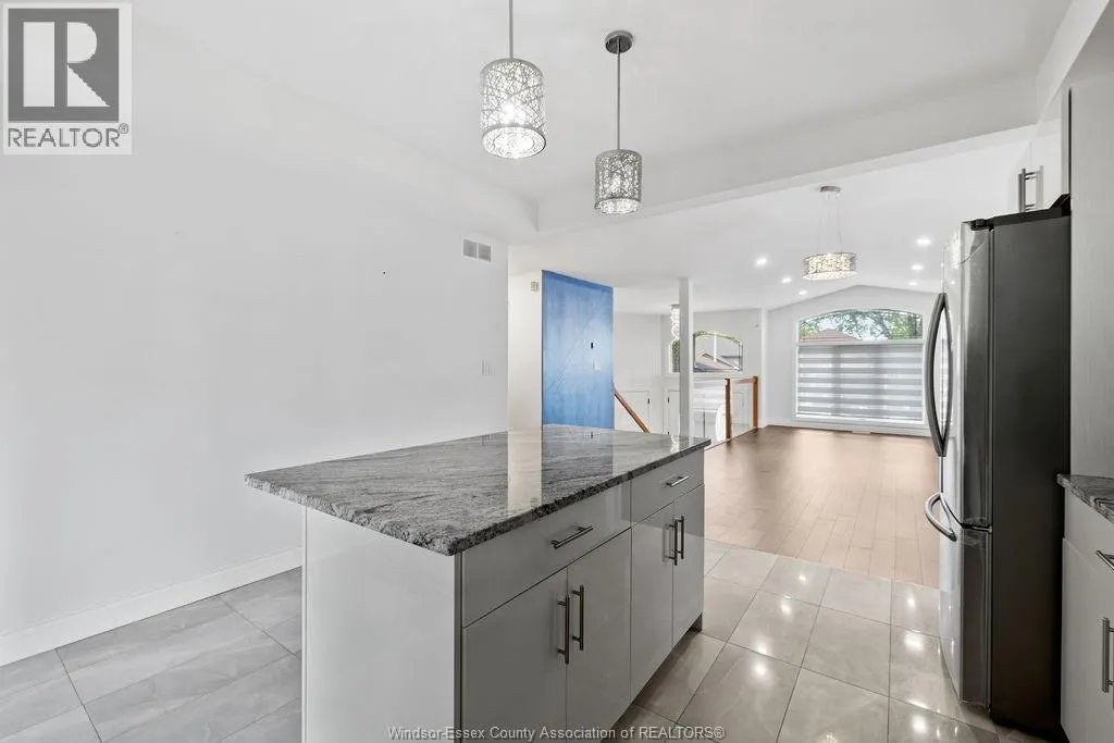 1237 EASTLAWN