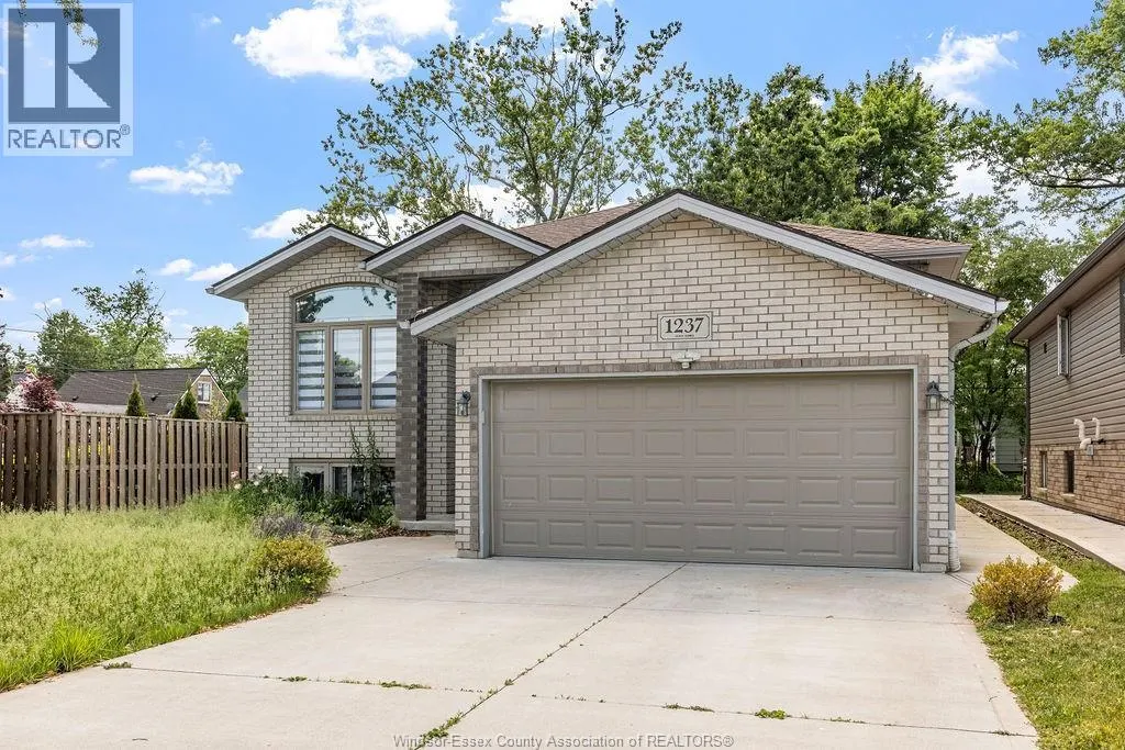 1237 EASTLAWN