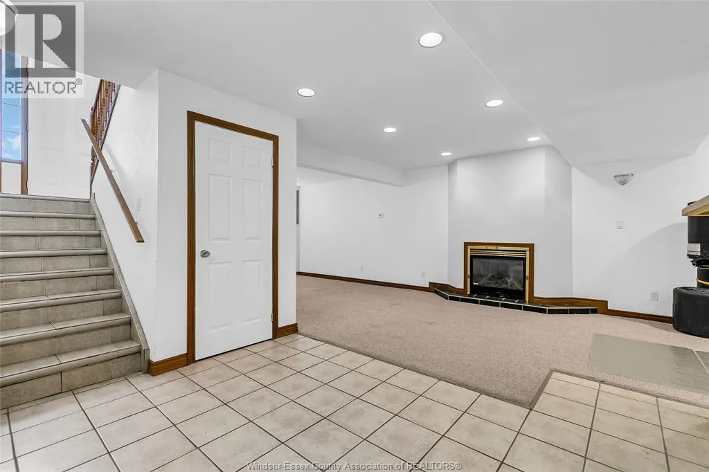 854 SILVERDALE DRIVE