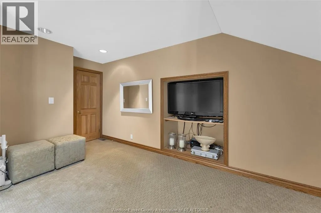 541 KERR CRESCENT