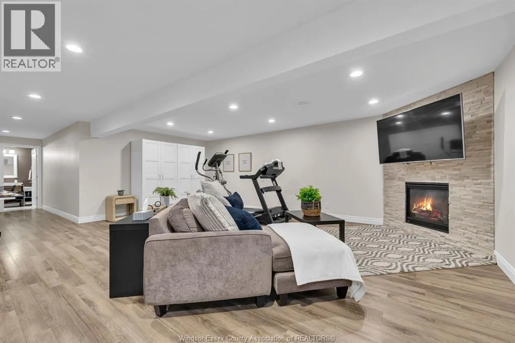 331 Lakewood Cres