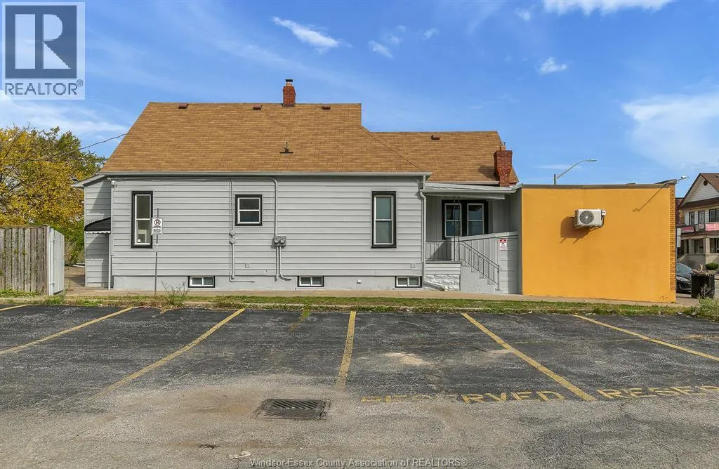 1116 WYANDOTTE STREET East