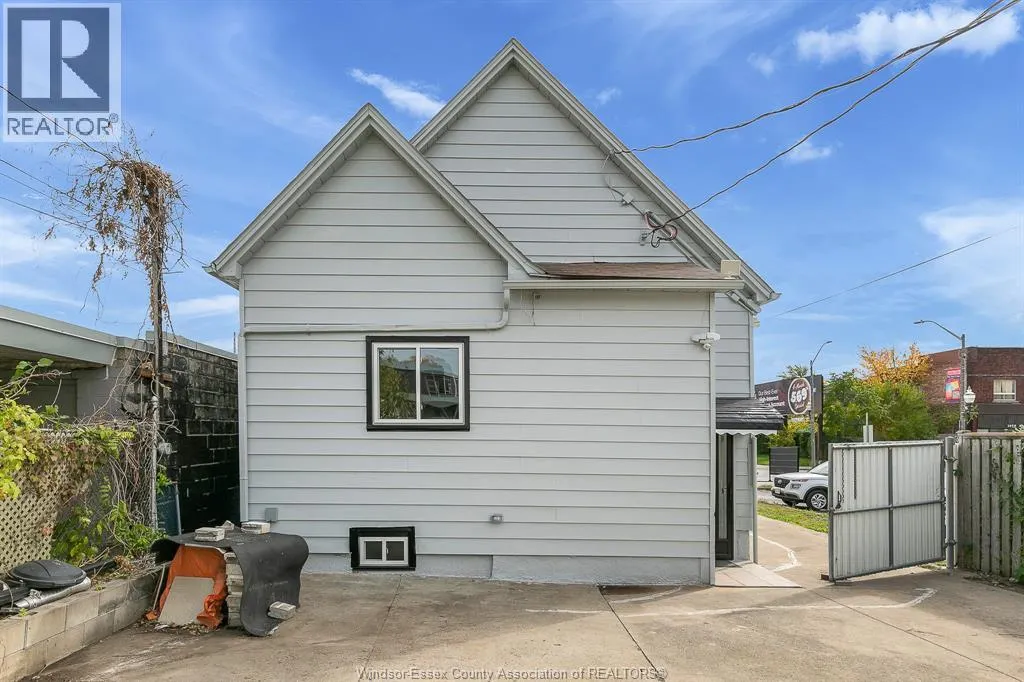 1116 WYANDOTTE STREET East