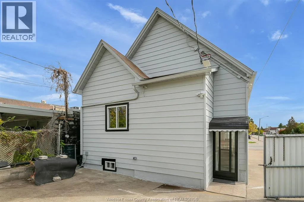 1116 WYANDOTTE STREET East