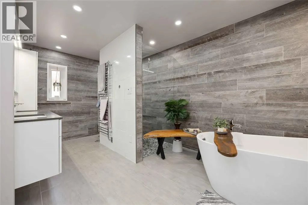123 Cassandra BOULEVARD