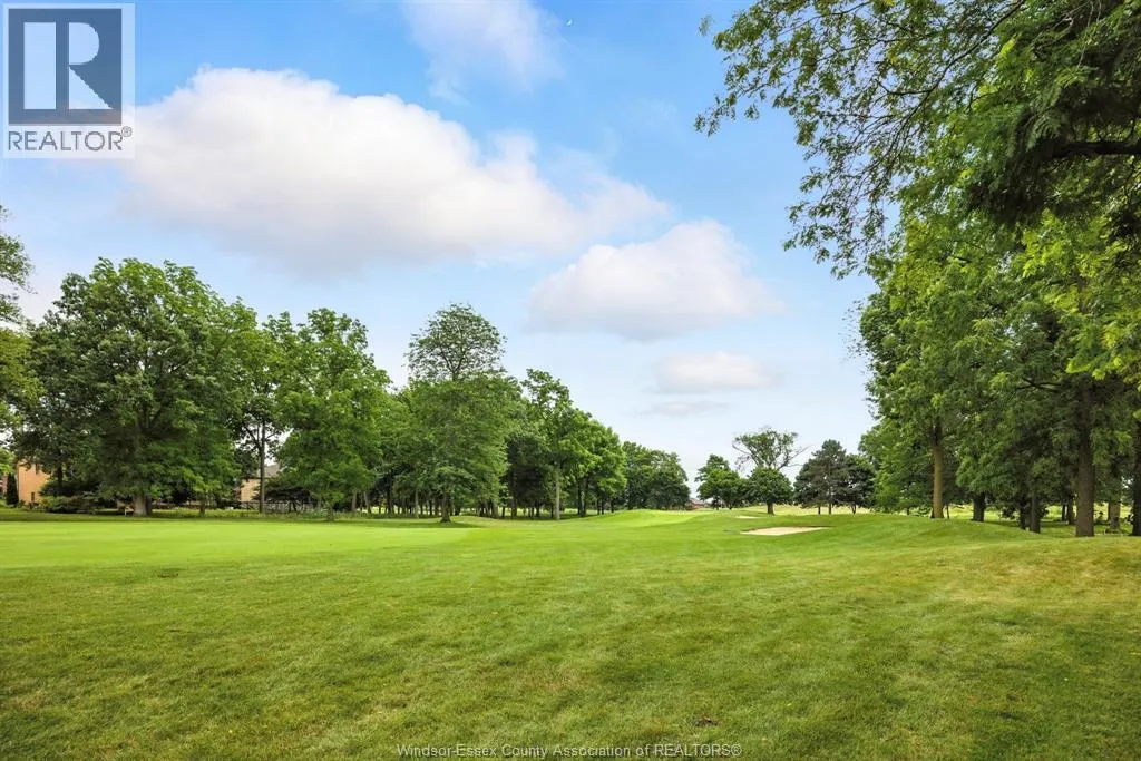 15 FAIRWAY CRESCENT