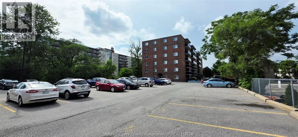 3900 WYANDOTTE STREET East Unit# 117