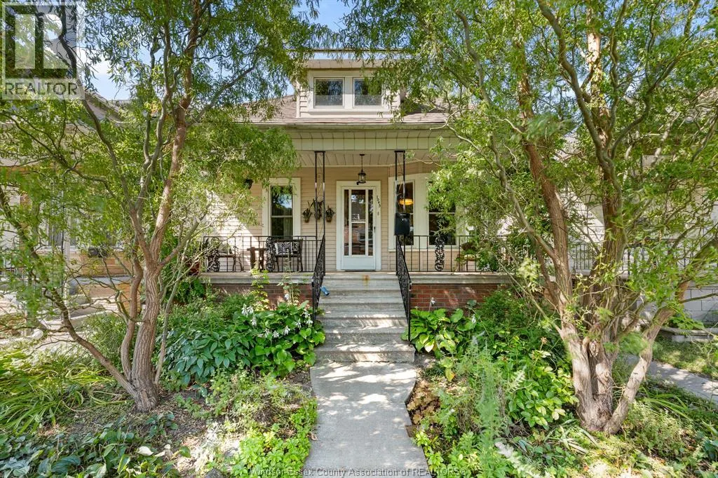 1045 Gladstone Avenue
