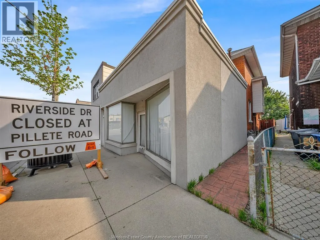 828 PILLETTE ROAD