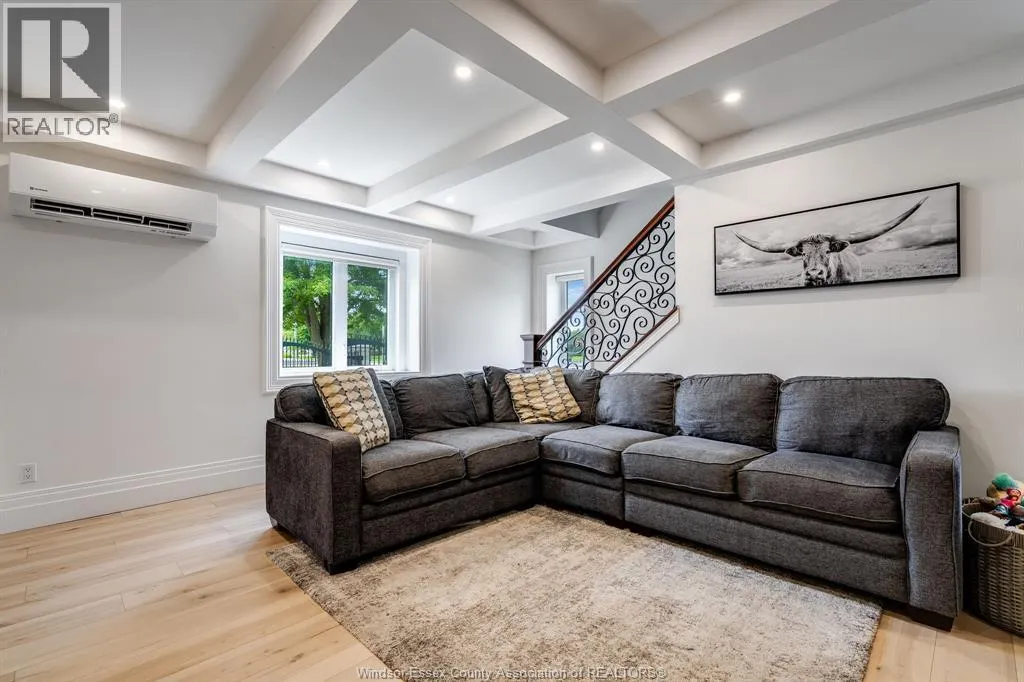 702 Talbot ROAD East