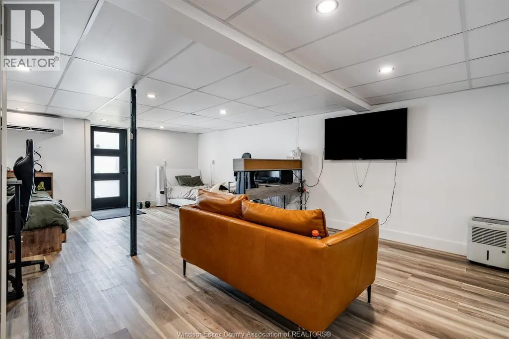 702 Talbot ROAD East