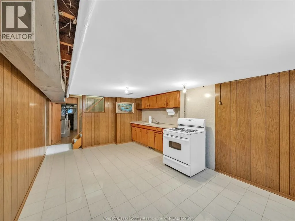909 RIVERDALE