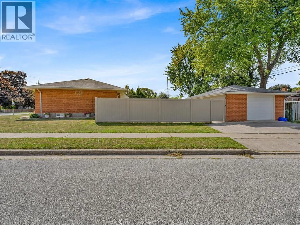 909 RIVERDALE
