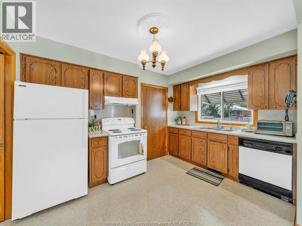 909 RIVERDALE