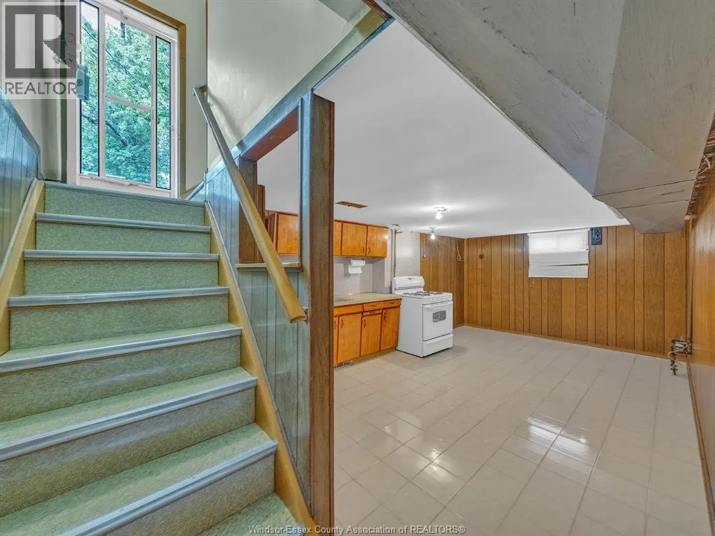 909 RIVERDALE
