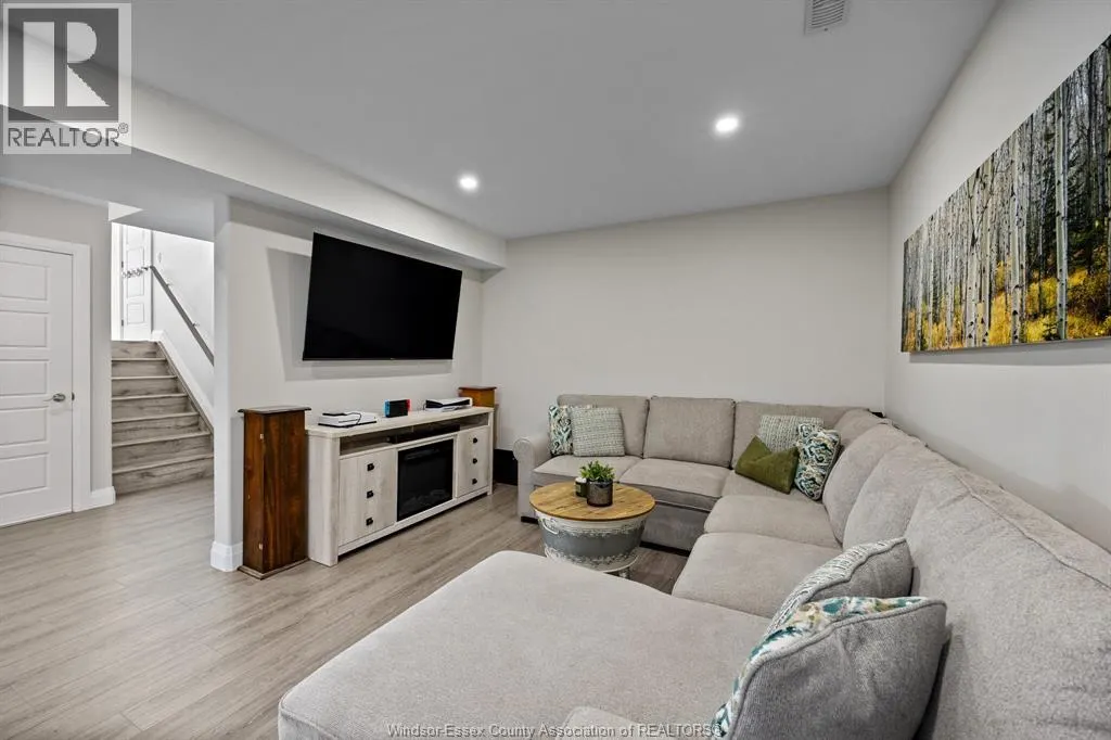 30 HAWTHORNE CRESCENT