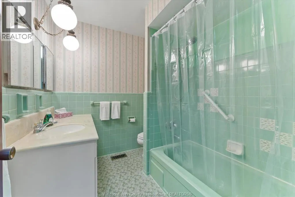 1537 CHERRYLAWN CRESCENT