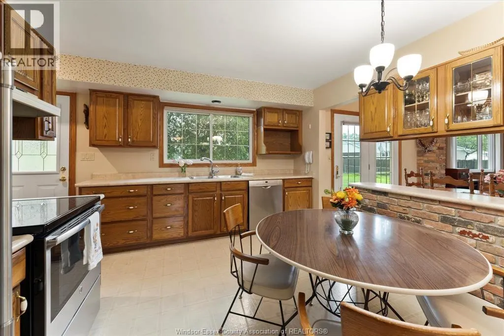 1537 CHERRYLAWN CRESCENT