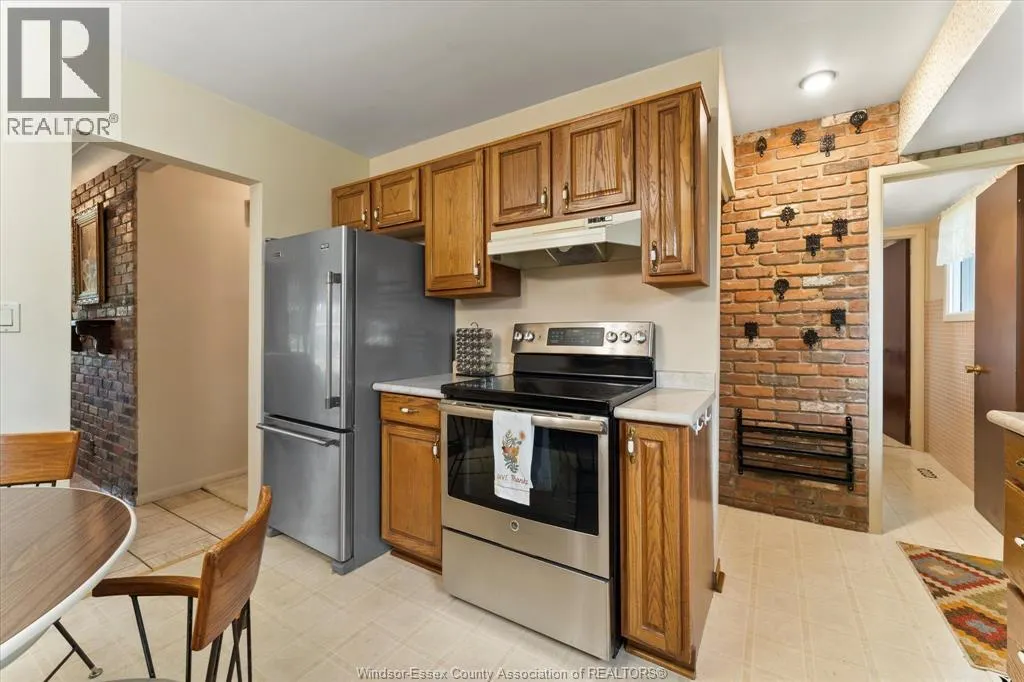 1537 CHERRYLAWN CRESCENT
