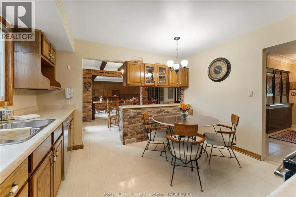 1537 CHERRYLAWN CRESCENT