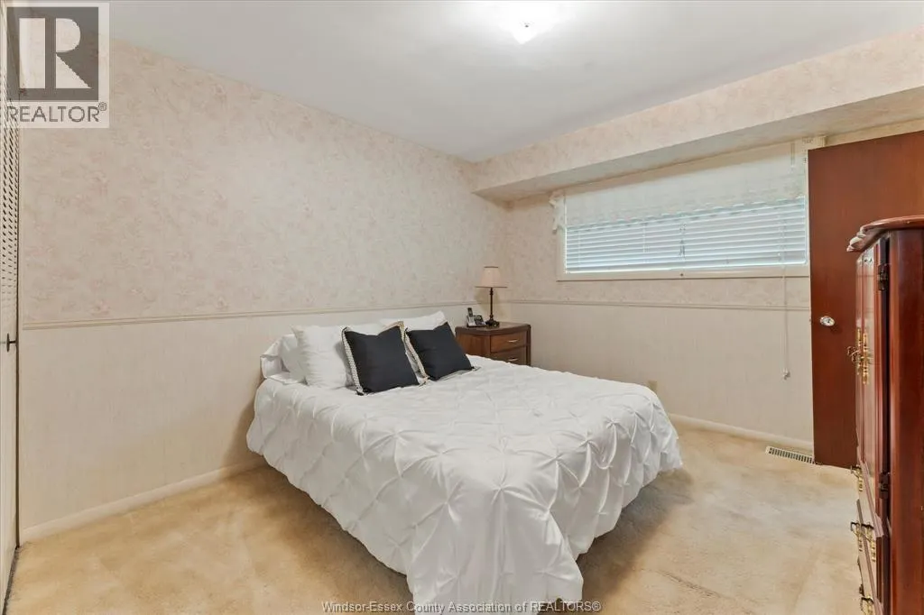 1537 CHERRYLAWN CRESCENT