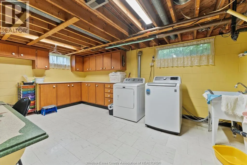 1537 CHERRYLAWN CRESCENT