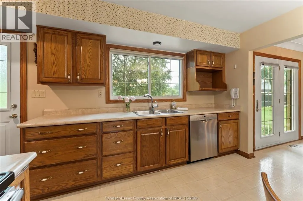 1537 CHERRYLAWN CRESCENT