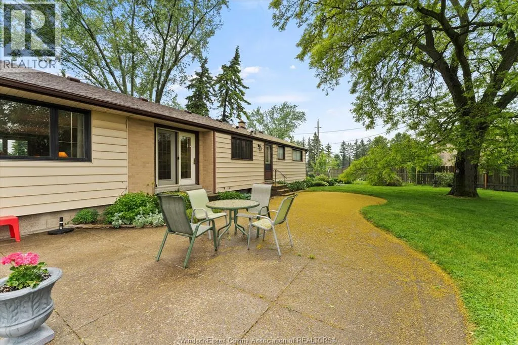 1537 CHERRYLAWN CRESCENT