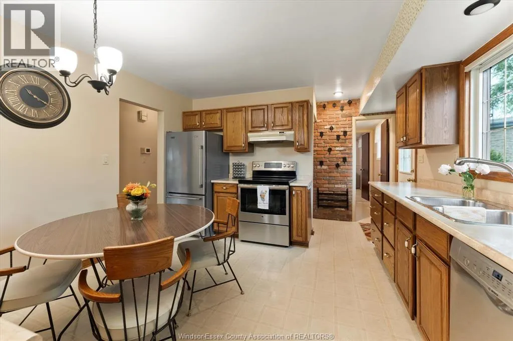 1537 CHERRYLAWN CRESCENT