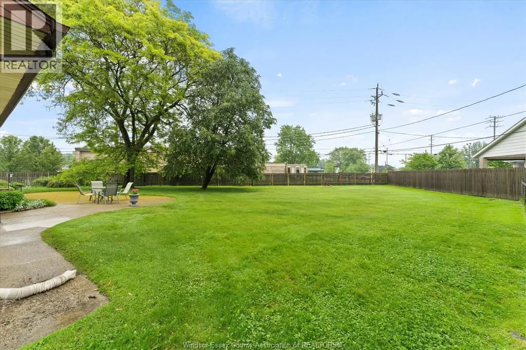1537 CHERRYLAWN CRESCENT