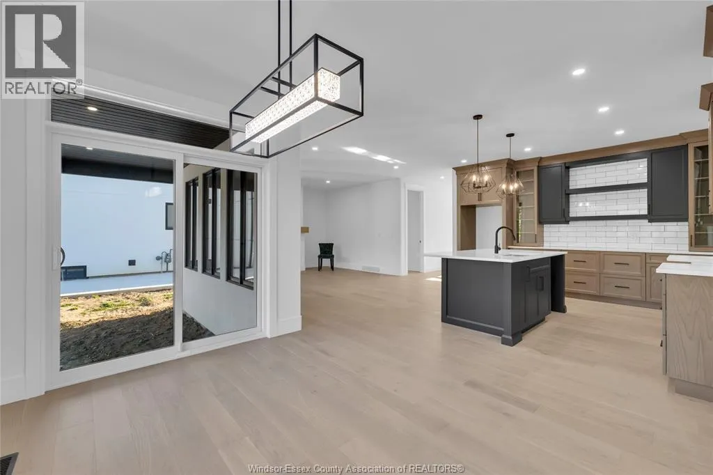 2512 MAYFAIR South
