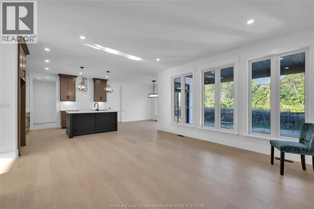 2512 MAYFAIR South