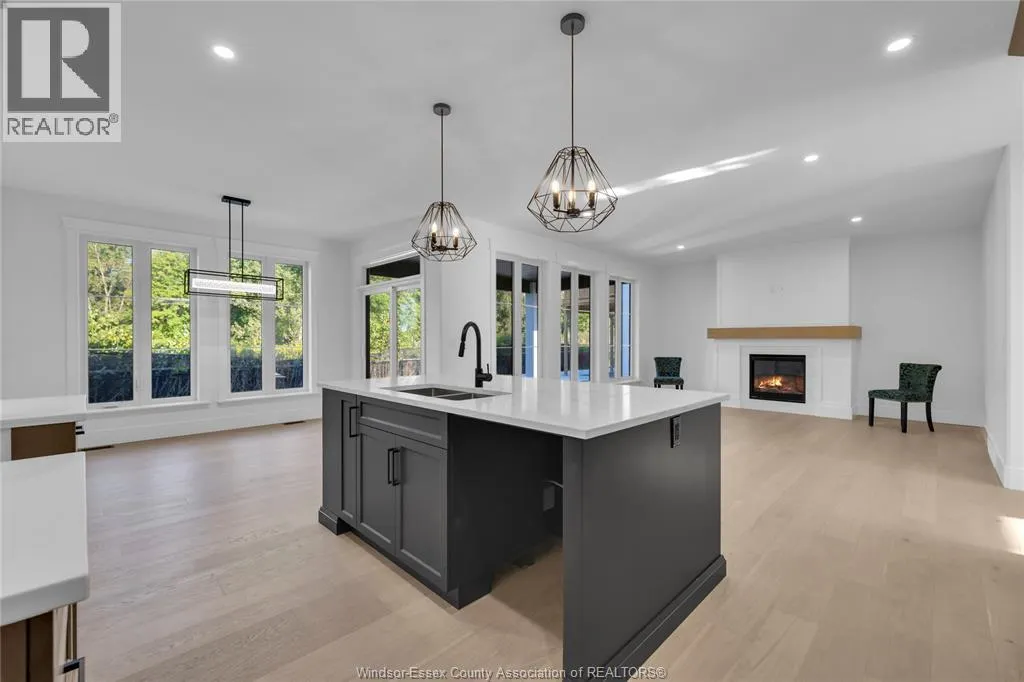 2512 MAYFAIR South