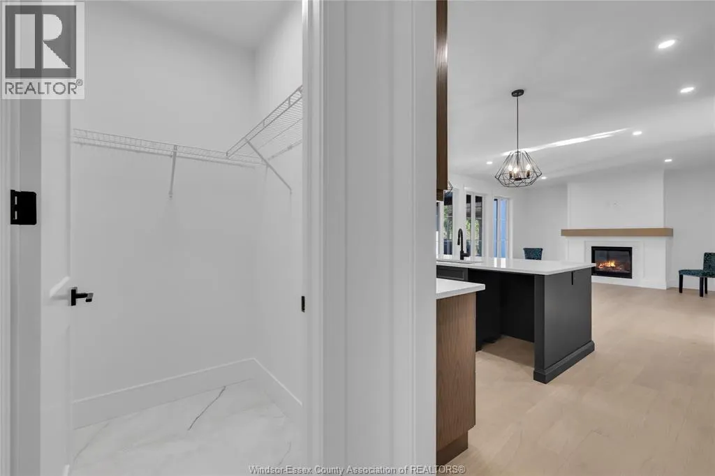 2512 MAYFAIR South