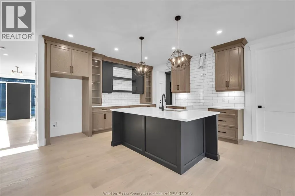 2512 MAYFAIR South