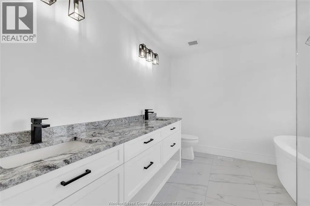 2512 MAYFAIR South