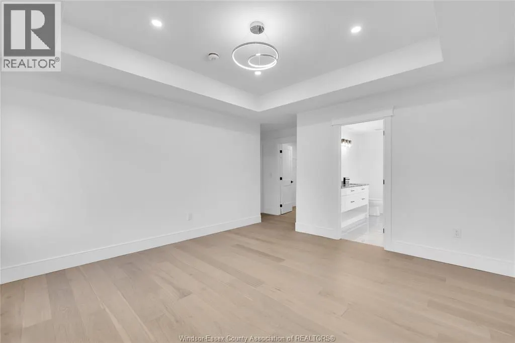 2512 MAYFAIR South