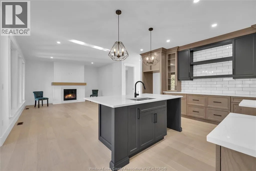 2512 MAYFAIR South