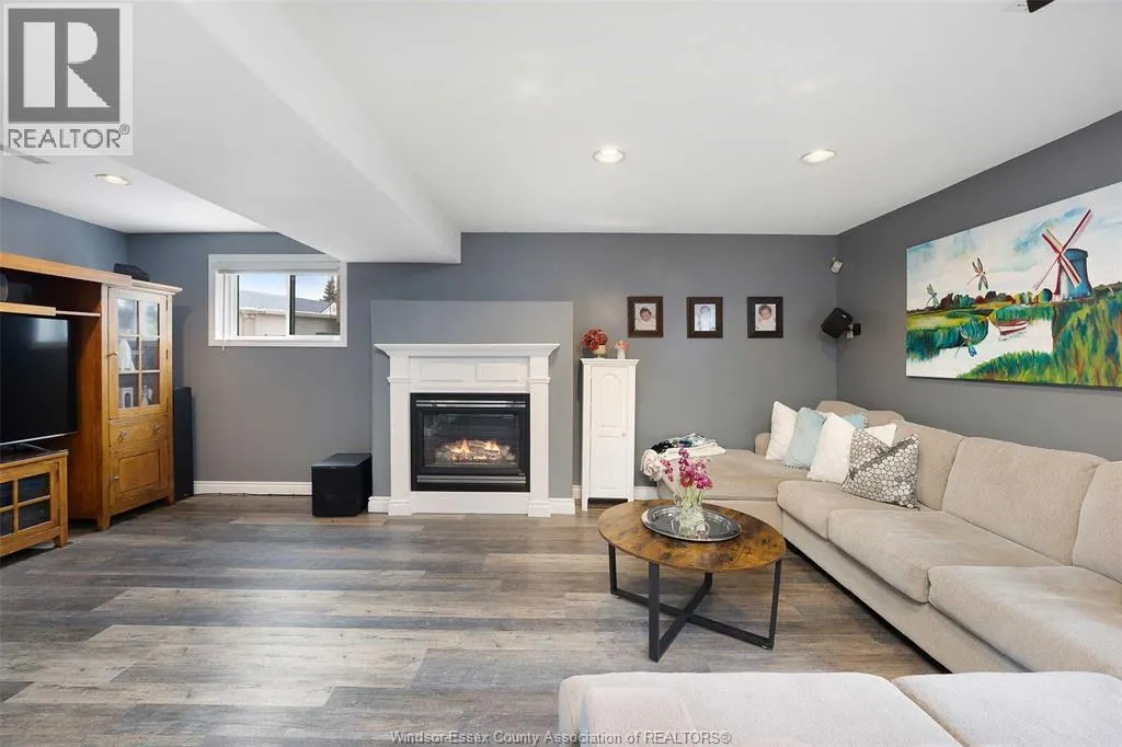 1828 VICKY CIRCLE