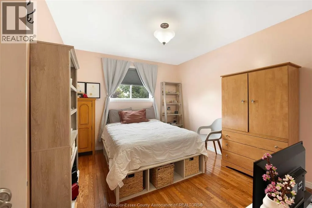 1828 VICKY CIRCLE