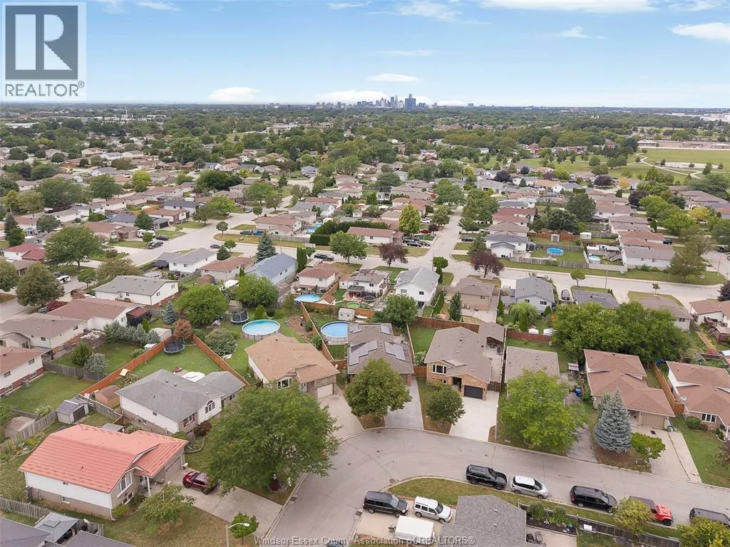 1828 VICKY CIRCLE