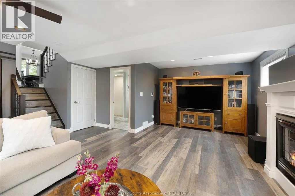 1828 VICKY CIRCLE