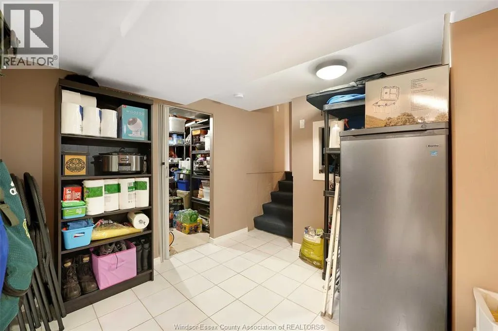 1828 VICKY CIRCLE