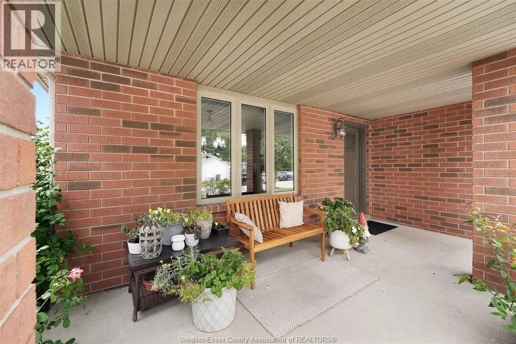 1828 VICKY CIRCLE