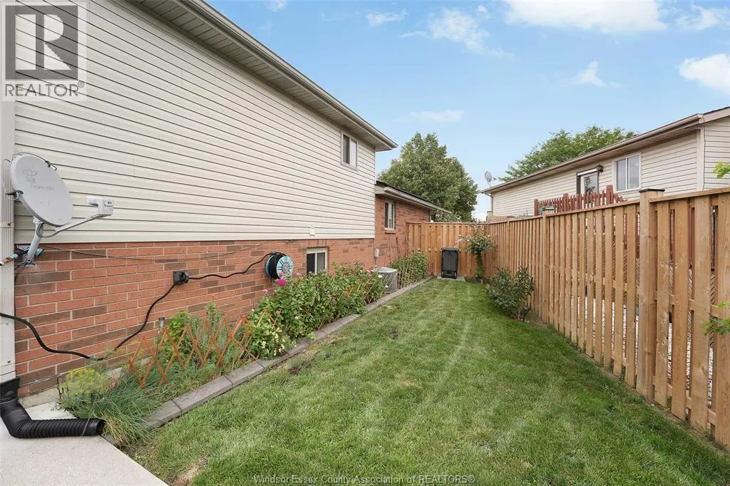 1828 VICKY CIRCLE