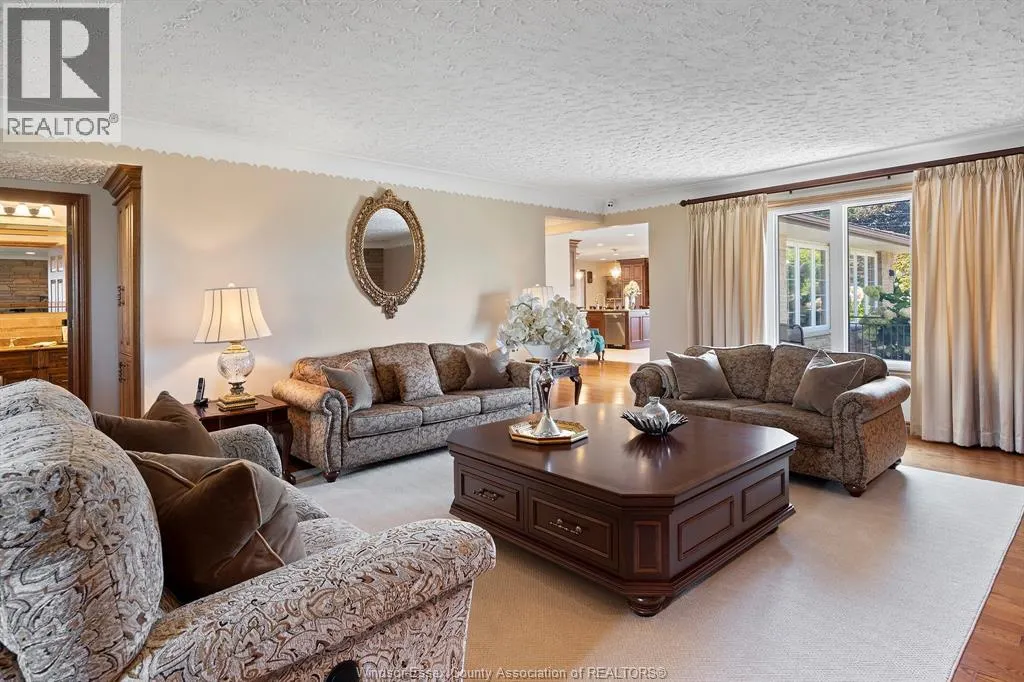 353 Seacliff Drive West