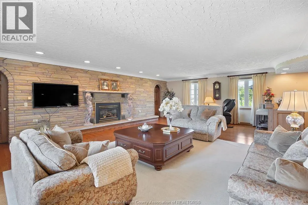 353 Seacliff Drive West