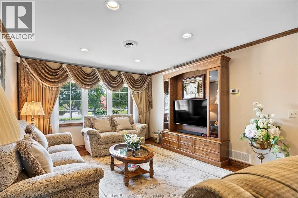 353 Seacliff Drive West