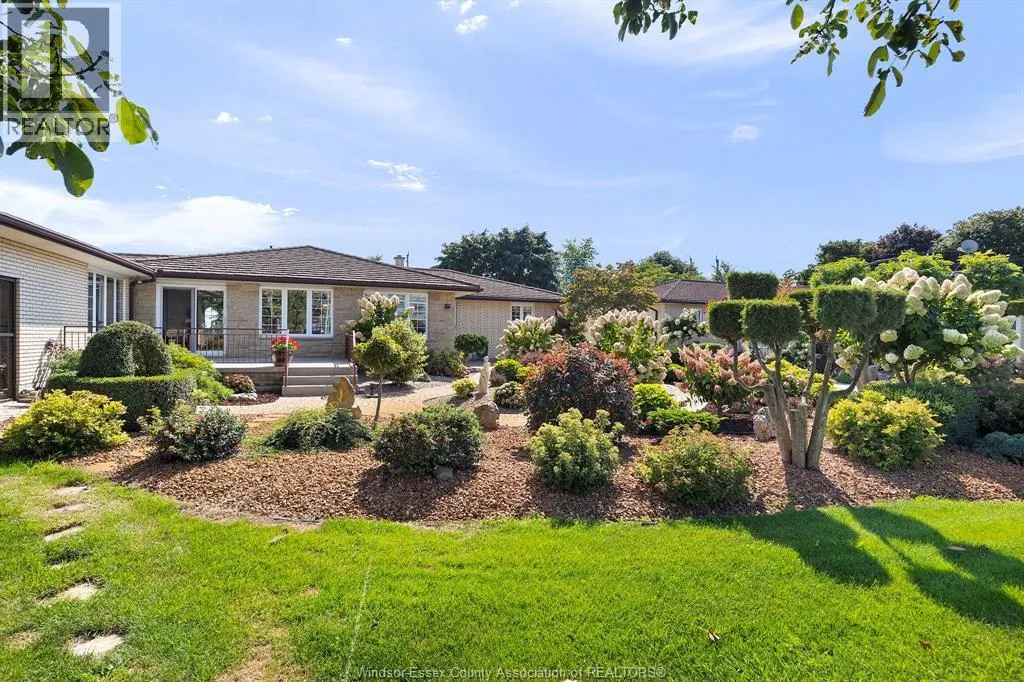 353 Seacliff Drive West